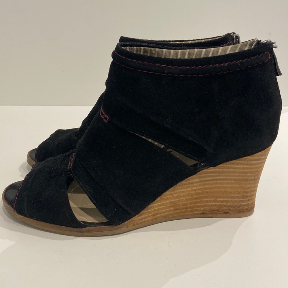 Beautiful Comfortable Black Suede Hush Puppies Wedge Sandals/Shootie. Size US8